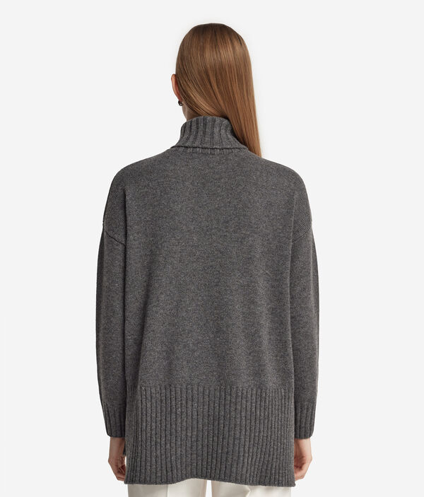 Oversized Turtleneck Sweater in Ultrasoft Cashmere - Image 4