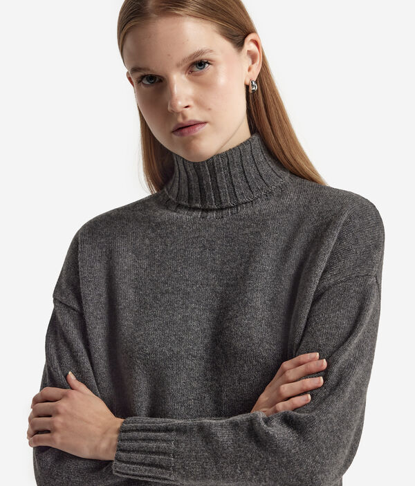 Oversized Turtleneck Sweater in Ultrasoft Cashmere - Image 3