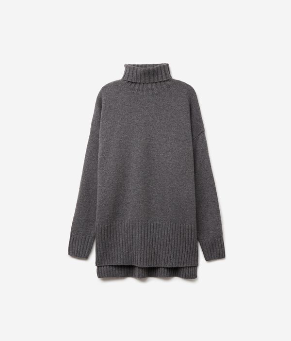 Oversized Turtleneck Sweater in Ultrasoft Cashmere - Image 2