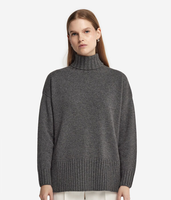 Oversized Turtleneck Sweater in Ultrasoft Cashmere - Image 5
